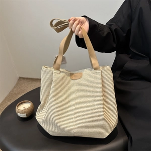Grande borsa shopper intrecciata con manici in pelle marrone e design vintage francese