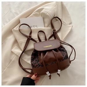 Detail eines Vintage Lederrucksacks in Braun mit Leopardenmuster und Fashion-Aufdruck