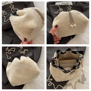 Detalle del bolso de peluche con cordón de perlas y correa de cadena plateada