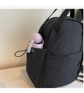 Vue latérale détaillée de la poche du sac à dos en nylon avec un parapluie violet