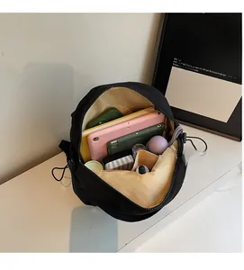 Vue détaillée de l'intérieur du sac à dos en nylon avec grand espace pour tablette et objets