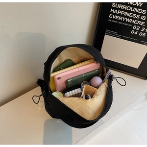 Vue de dessus de l'intérieur spacieux du sac à dos noir avec tablette et objets divers