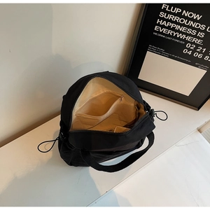 Détail de la doublure beige montrant le compartiment principal et une poche intérieure zippée