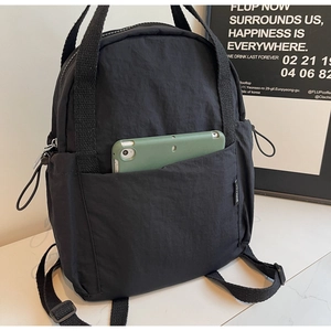 Gros plan du sac à dos en nylon noir montrant l'espace de rangement tablette