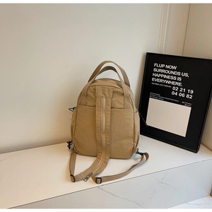 Détail du sac à dos en nylon kaki avec fermeture éclair antivol et double poignée
