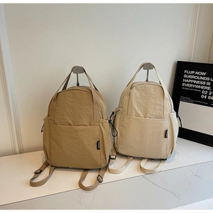 Petits sacs à dos en nylon minimalistes couleurs kaki et beige avec poches multiples