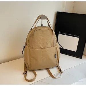 Vue détaillée du sac à dos en nylon kaki avec étiquette logo et texture raffinée