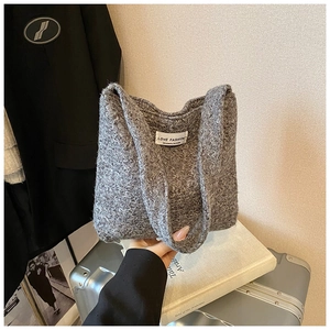 Sac fourre-tout gris duveteux avec étiquette Love Fashion et valise de voyage