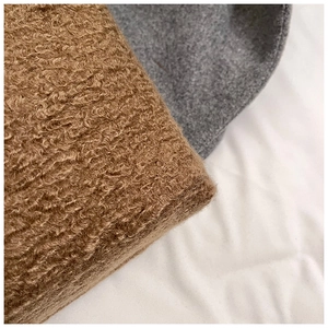Gros plan sur la texture bouclée marron d'un sac seau en polaire douce d'hiver