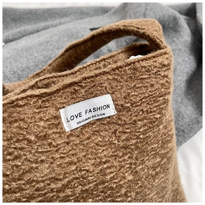 Gros plan sur la fourrure synthétique marron avec étiquette tissée LOVE FASHION