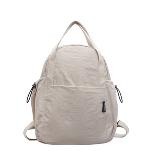 Sac à dos minimaliste en nylon beige avec grande poche avant et double poignée supérieure