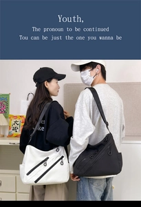 Vue détaillée du sac messager en nylon imperméable avec double poches et bandoulière