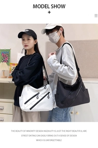 Sacs messagers en nylon élégants noir et ivoire portés par des mannequins