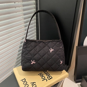 Sac bandoulière matelassé noir avec broderies de nœuds roses et design spacieux