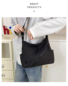 Détail d'un sac messager en nylon noir avec plusieurs poches zippées et sangle réglable