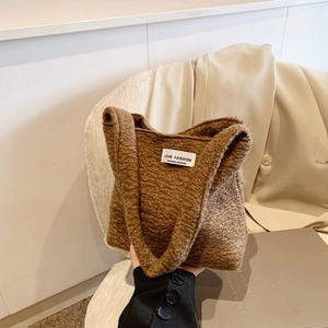 Sac à main cabas en peluche marron avec anses et écusson pour la mode décontractée d'hiver