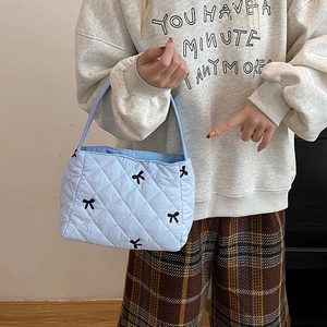 Grand sac fourre-tout en coton matelassé bleu clair avec broderie de nœuds noirs