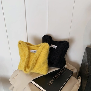 Sac à main en fausse fourrure duveteuse noir et jaune pour le style hiver