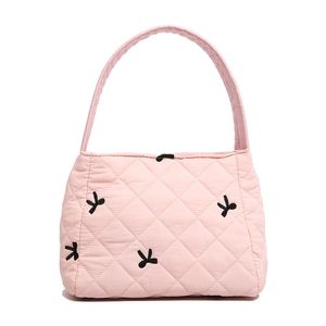 Sac fourre-tout matelassé rose avec nœuds noirs et design seau en nylon léger