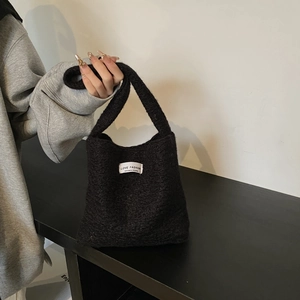 Sac à main mignon en tricot noir avec étiquette LOVE FASHION et texture mohair douce