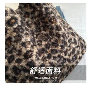 Gros plan sur la fourrure synthétique à motif léopard de ce sac cabas rétro doux