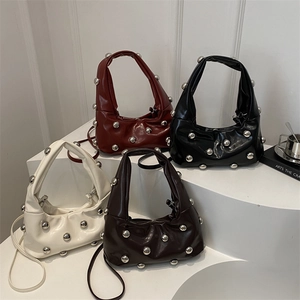 Sacs hobo chic 2025 avec clous métalliques en rouge, noir, blanc et marron en cuir