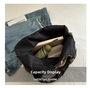 Vue macro de l'intérieur du sac cabas en peluche léopard montrant sa grande capacité