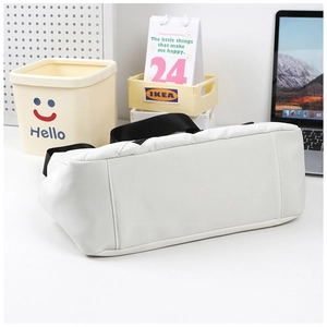 Vue détaillée du fond plat renforcé et des coutures de ce sac bandoulière blanc