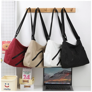 Détail de quatre sacs messagers en nylon décontractés bordeaux et beige à double zip
