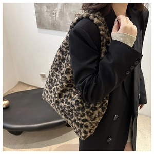 Vue détaillée du sac cabas en peluche à motif léopard avec texture en fausse fourrure
