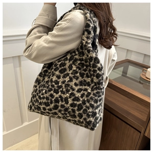 Gros plan du sac cabas en fausse fourrure léopard montrant la texture douce et pelucheuse