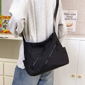 Sac messager noir minimaliste pour femme avec doubles poches zippées et bandoulière