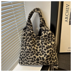 Gros plan du sac cabas en peluche léopard avec texture douce et motifs noirs et gris