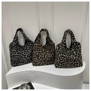 Détails de trois sacs cabas en peluche à motif léopard en couleurs gris, marron et beige
