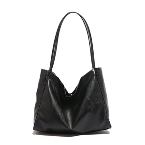 Vintage black glossy tote bag with large capacity and soft leather for women's daily commute