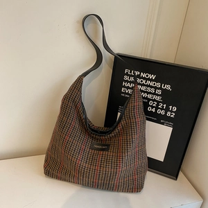 Brown houndstooth plaid tote bag with leather straps for autumn and winter fashion