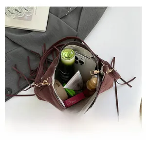Innenansicht der dunkelbraunen Wildleder-Fransentasche mit Platz für Handy und Kosmetik