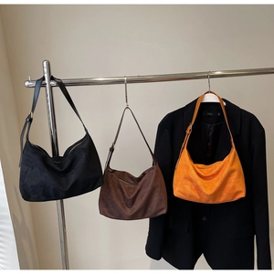 Tre borse hobo in pelle scamosciata minimalista in nero, marrone scuro e arancione