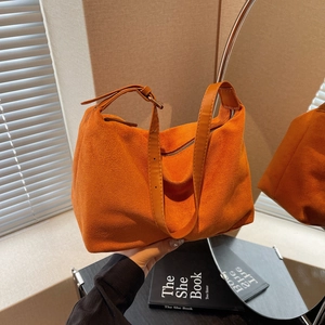 Borsa a spalla arancione in finto camoscio con tracolla regolabile e chiusura a zip