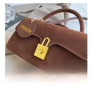 Vue détaillée du sac en daim marron vintage avec une boucle métallique dorée