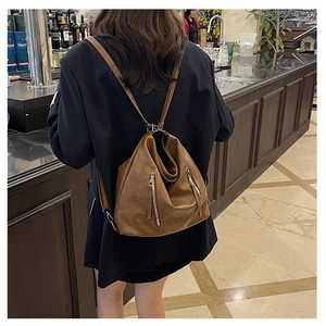 Détail du sac à dos en cuir PU marron avec double fermeture éclair métallique verticale