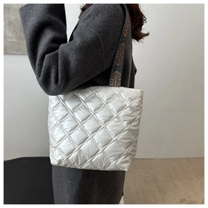 Détail du sac fourre-tout matelassé argenté avec bandoulière en jacquard au style ethnique