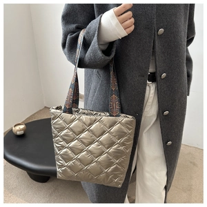 Vue détaillée du sac cabas matelassé métallisé avec poignées à motifs vintage