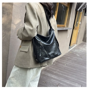 Détail d'un sac cabas en cuir PU noir minimaliste avec doubles fermetures éclair modernes