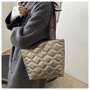 Sac cabas en tissu oxford matelassé or champagne avec détail de bandoulière brodée ethnique