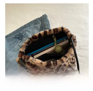 Vue intérieure du sac cabas en peluche léopard montrant la capacité pour une tablette