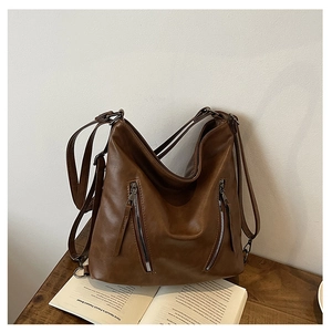 Détail du sac cabas en cuir PU marron avec double fermeture éclair verticale argentée