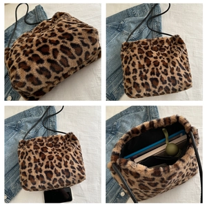 Vue détaillée du sac en peluche léopard montrant la texture douce et l'espace intérieur