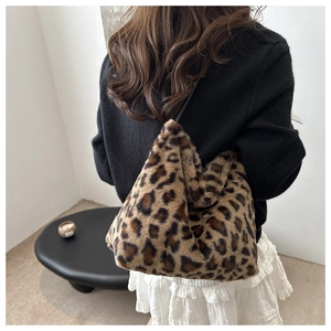 Gros plan du sac cabas en fausse fourrure léopard montrant la texture douce et le style
