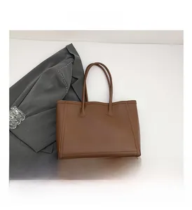 Detailaufnahme der braunen Leder-Einkaufstasche mit langen Henkeln für Büro und Alltag